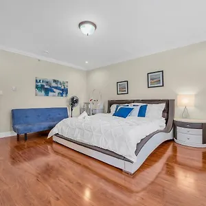 Guest house Luxurious Getaway In Vancouver-private With Attached Bathroom, Vancouver